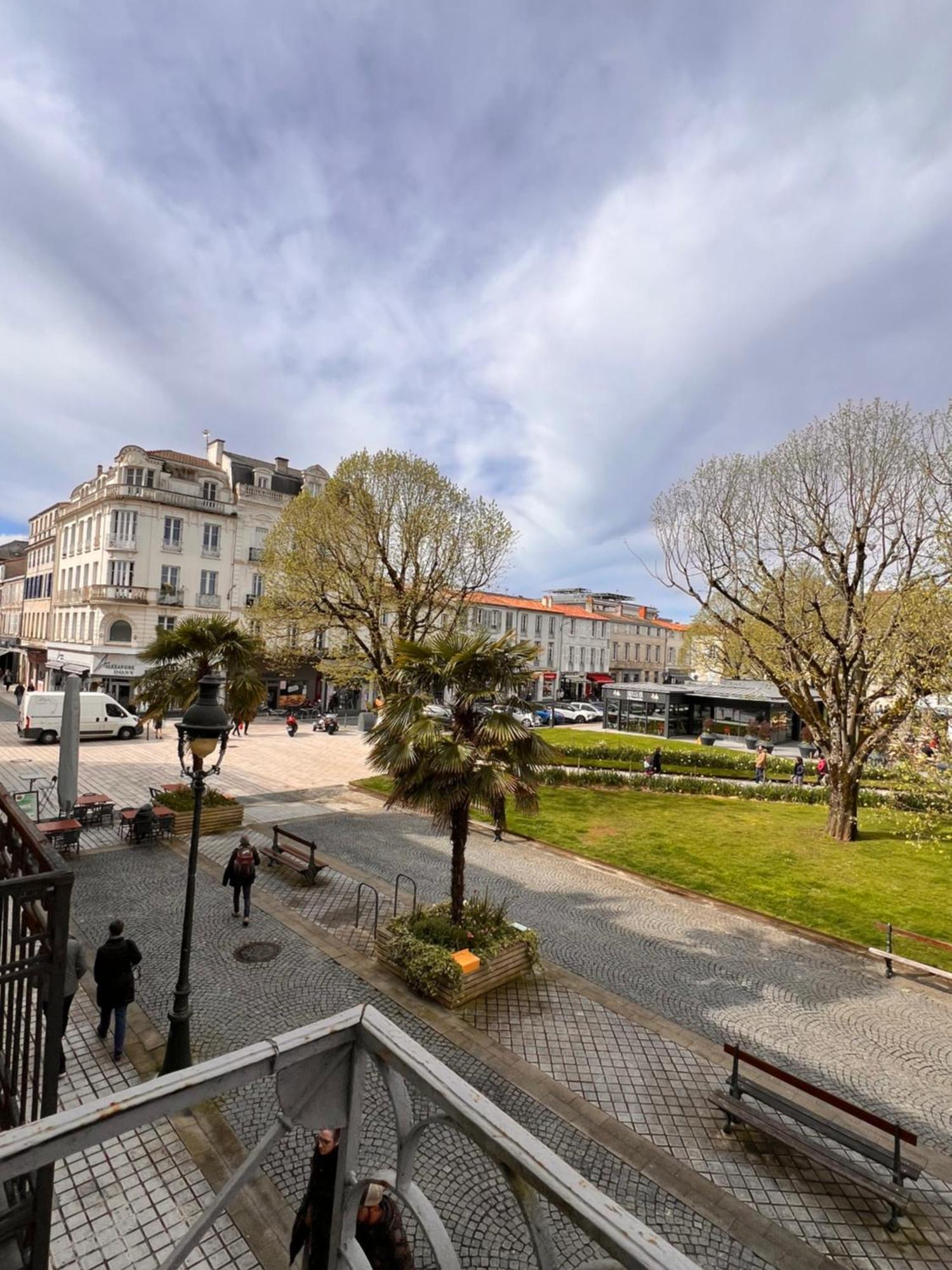 La Colbertine - Charming Apartment In Place Colbert Rochefort  Exterior photo